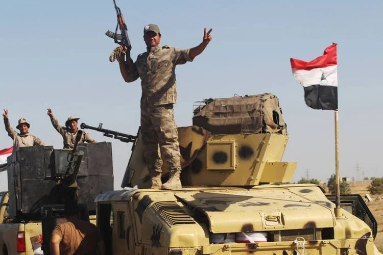 
	Iraque: os jihadistas usaram dois carros-bomba conduzidos por suicidas no ataque, que foram detonados pelas tropas iraquianas
 (Alaa Al-Marjani / Reuters)