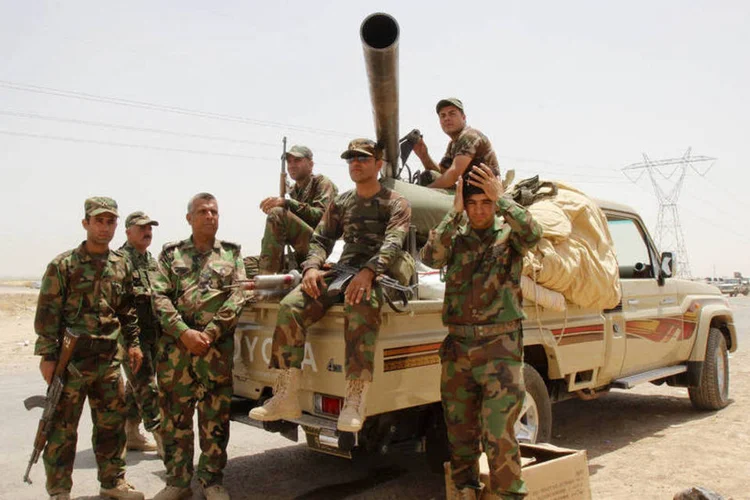 Membros das forças de segurança curdas posam para uma foto nos arredores de Kirkuk (Ako Rasheed/Reuters)