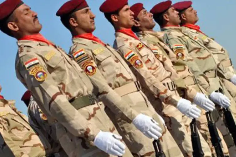 Soldados iraquianos durante parada militar em Fallujah: criado em 1921, o exército iraquiano desempenhou um papel crucial na vida política do país, realizando vários golpes de Estado (Azhar Shallal/AFP)