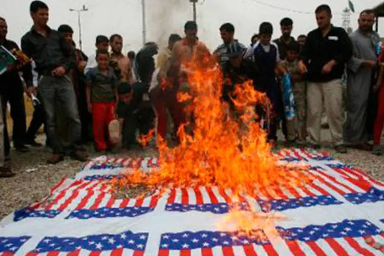 Iraquianos protestam em 2009 após a condenação do soldado americano Steven Dale Green pelo estupro e morte de uma adolescente iraquiana
 (Ali al-Saadi/AFP)