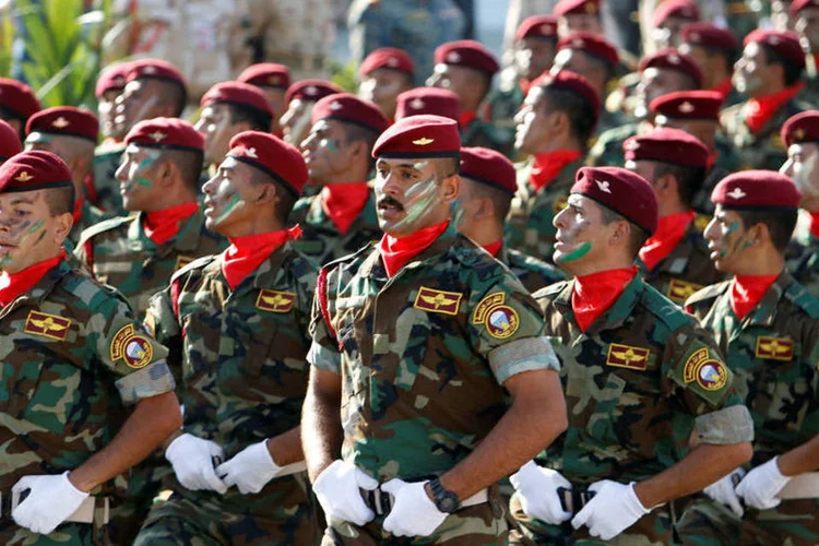 
	Soldados iraquianos: o desfile foi organizado para celebrar a liberta&ccedil;&atilde;o de Fallujah, Ramadi e o conjunto dos territ&oacute;rios das m&atilde;os dos extremistas
 (Khalid al Mousily / Reuters)