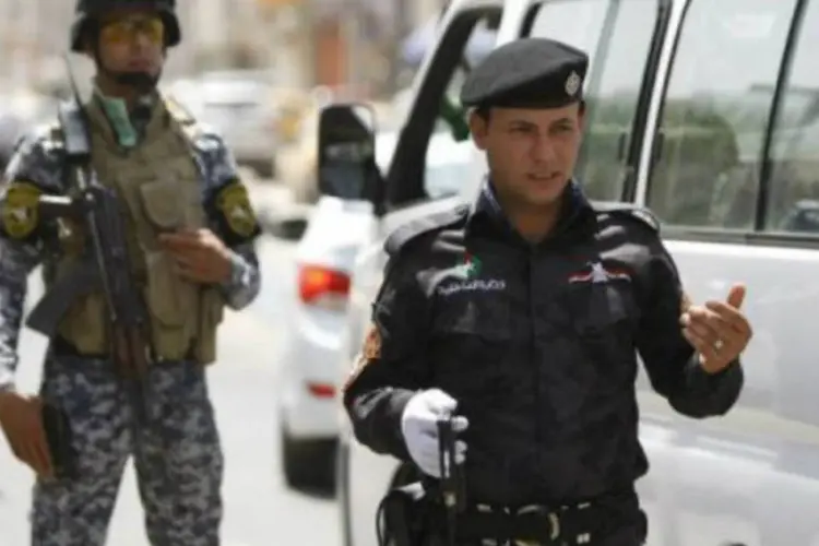 Policiais iraquianos em posto de controle em Bagdá: pelo menos 15 pessoas nesta quinta-feira no país (©AFP/Arquivo / Ahmad al-Rubaye)
