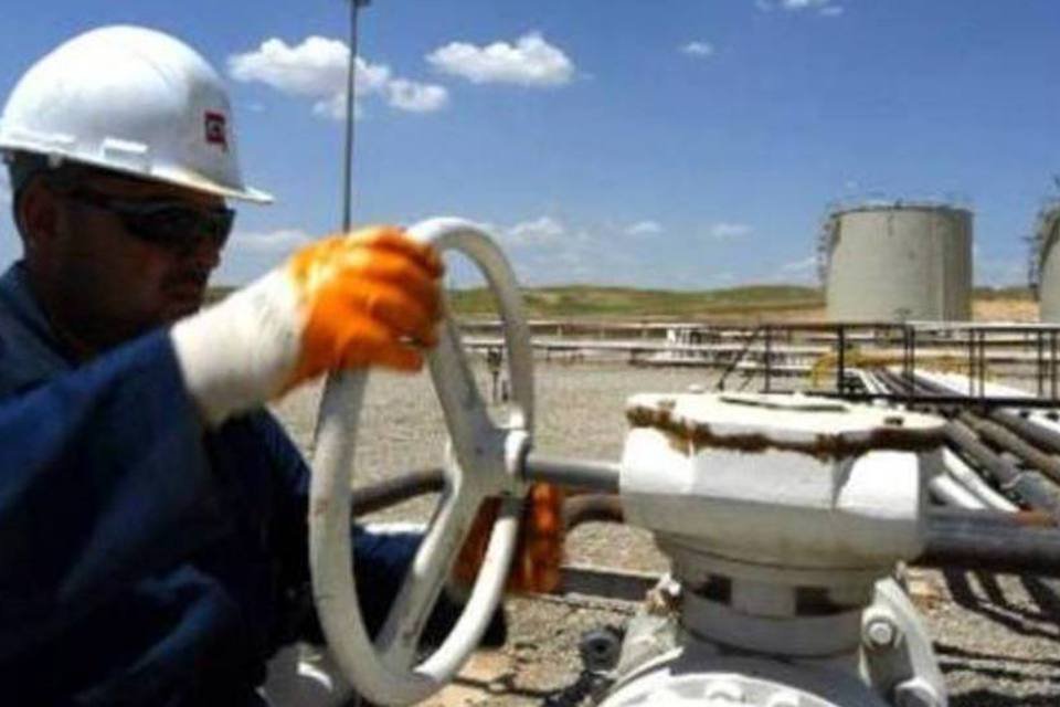 Petróleo recua com estoque nos EUA e produção no Iraque