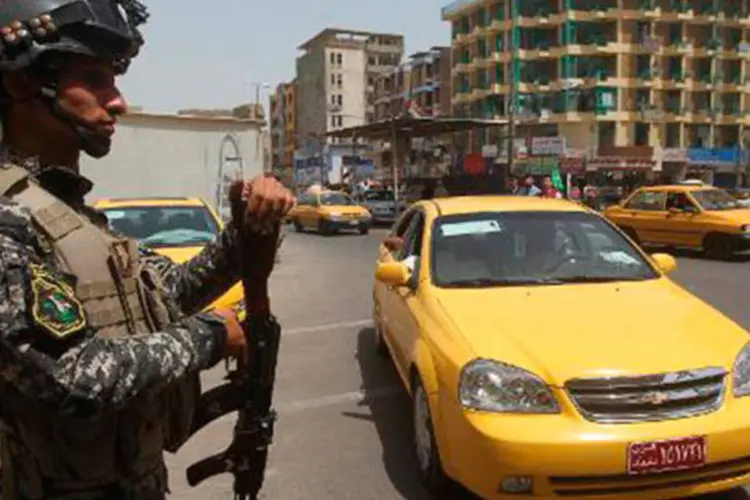
	Membro das for&ccedil;as de seguran&ccedil;a iraquianas &eacute; visto em barreira rm Bagd&aacute;
 (Ahmad al-Rubaye/AFP)