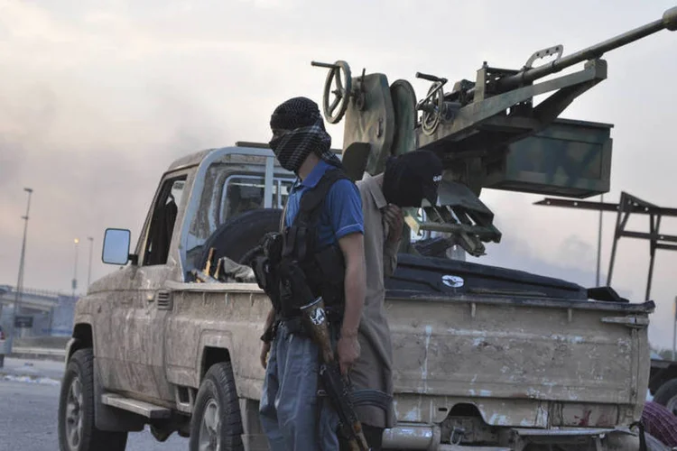 Militantes islâmicos guardam um posto de controle em Mosul, no Iraque (Reuters)