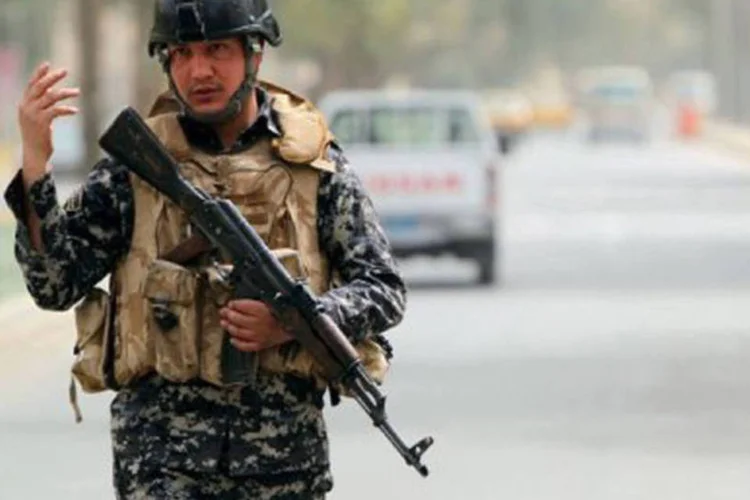 
	Soldado no Iraque: prov&iacute;ncias como Al-Anbar, Ninawa Salah ad-Din, Diyala e Kirkuk s&atilde;o palco h&aacute; tr&ecirc;s meses de grandes protestos dos sunitas contra a marginaliza&ccedil;&atilde;o que dizem sofrer.
 (Ahmad al-Rubaye/AFP)