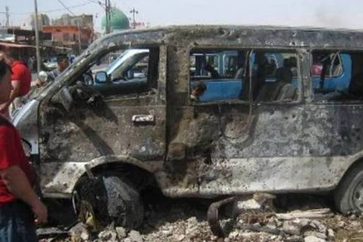 
	Van no local da explos&atilde;o de carro-bomba:&nbsp;viol&ecirc;ncia j&aacute; tirou a vida de mais de 4.300 pessoas desde janeiro
 (AFP)