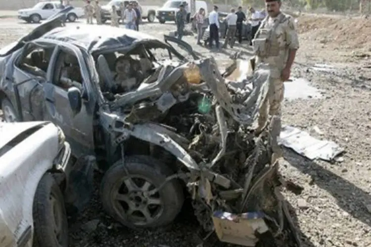 
	Soldado inspeciona o local onde um carro explodiu em Kirkuk durante uma s&eacute;rie de ataques: este &eacute; o balan&ccedil;o mais grave desde agosto de 2010
 (Marwan Ibrahim/AFP)