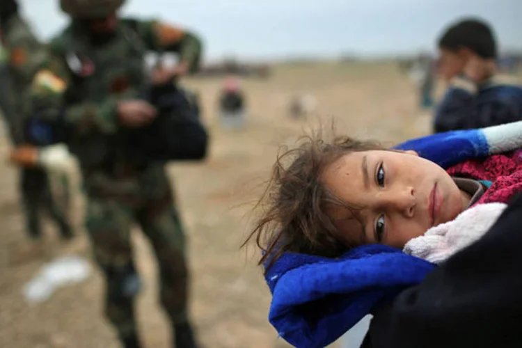 Refugiados: uma menina iraquiana doente é vista em área reconquistada por milícia curda no Iraque.  (Getty Images)