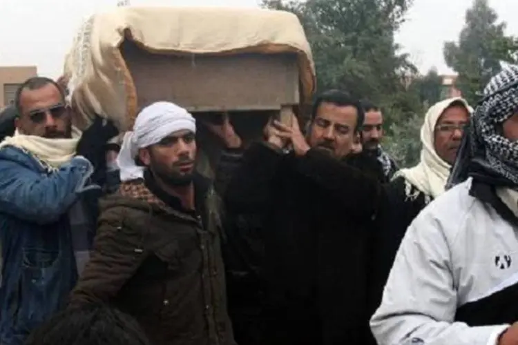 Iraquianos carregam caixão de vítima morta em Falluja: cidade foi dominada por militantes da Al-Qaeda (AFP)