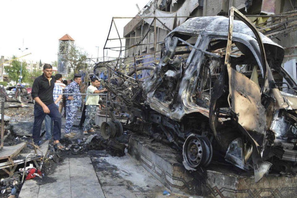 Explosões de três carros-bomba deixam 10 mortos em Bagdá