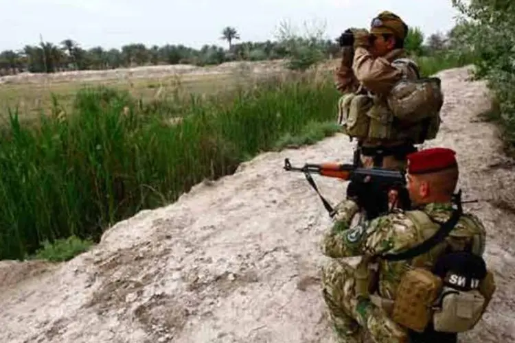 Soldados no Iraque: pelo menos 15 soldados iraquianos morreram neste sábado e outros tantos foram feridos por uma forte explosão (Reuters)