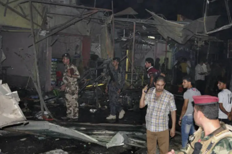 Militares inspecionam local de explosão de carro-bomba em Bagdá, no Iraque (REUTERS/Stringer)