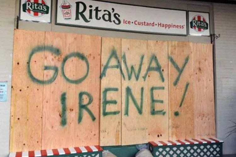 Placas de madeiras protejem casas e lojas contra o furacão Irene (Getty Images)