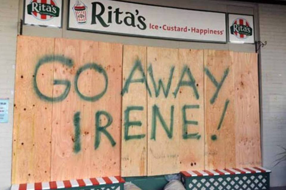 Placas de madeiras protejem casas e lojas contra o furacão Irene (Getty Images)