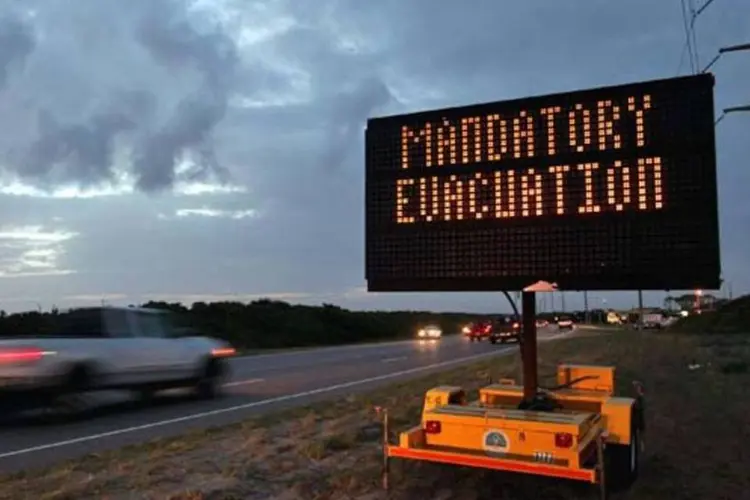 Placa de aviso de evacuação obrigatória nos EUA contra furacão Irene (Getty Images)