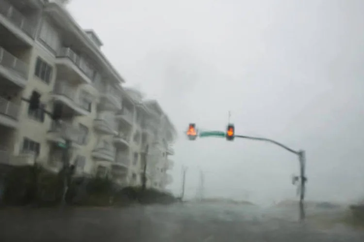 Imagens da Carolina do Norte, Beverly Perdue pede para que moradores não saiam de casa (Brendan Hoffman/Getty Images)