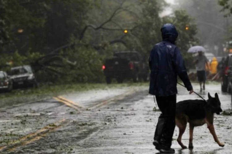 Após tocar a terra pela terceira vez em território americano, "Irene" perdeu força neste domingo (Getty Images)