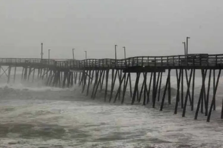 As fortes ondas provocadas pelas chuvas e ventos do furacão Irene (Scott Olson/Getty Images)