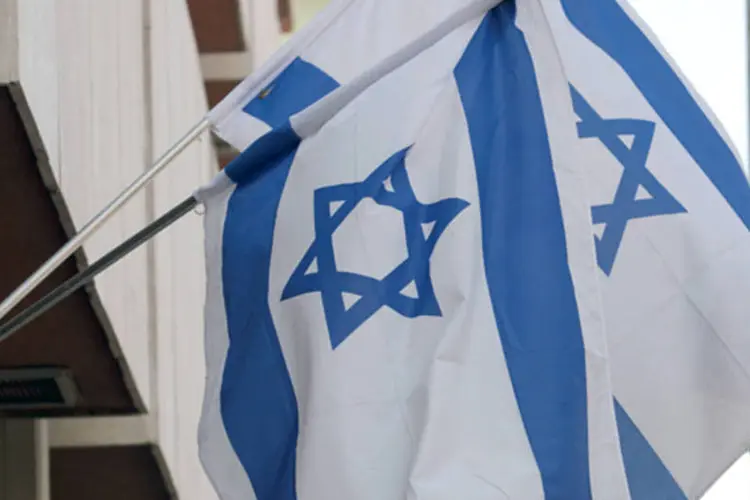 
	Bandeiras de Israel: sistemas utilizados pela defesa a&eacute;rea de Israel incluem o Domo de Ferro, de curto alcance, o Patriot, de m&eacute;dio alcance, e o Arrow II, de longo alcance
 (Bloomberg)
