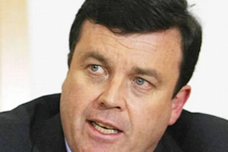 Segundo o ministro de Finanças, Brian Lenihan, os cortes podem afetar o crescimento do país (Reprodução)