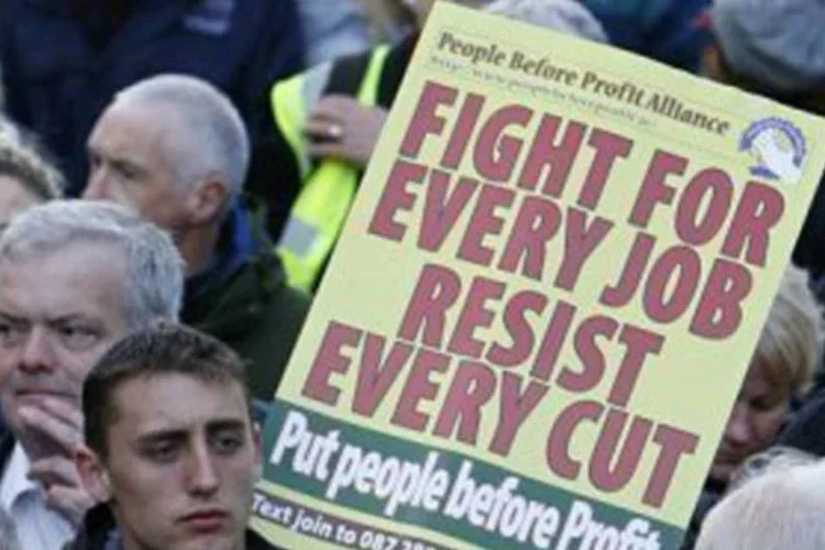 Milhares de irlandeses protestam em Dublin contra as dificuldades econômicas, em 2009