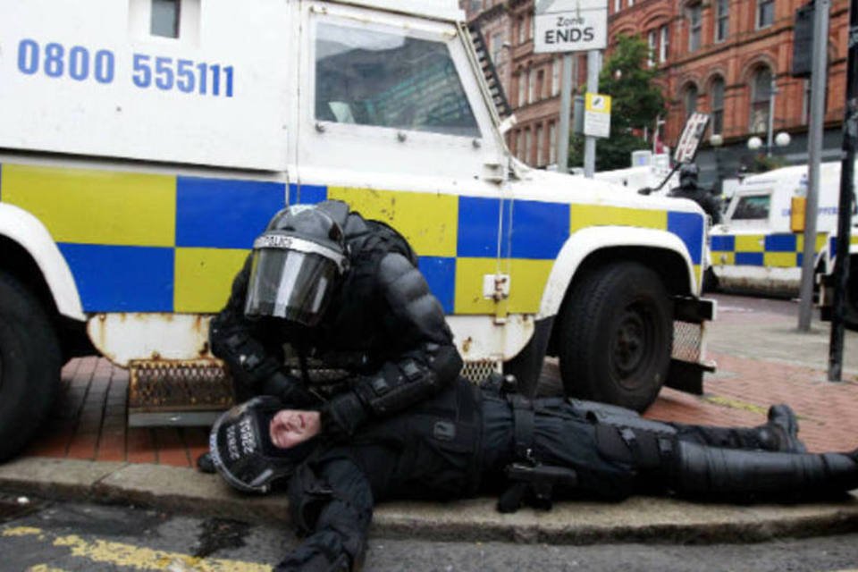 Confronto na Irlanda do Norte deixa 56 policiais feridos