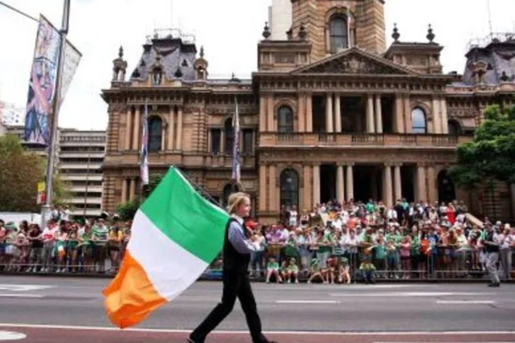 
	Irlanda: um dirigente do Sinn Fein, que deseja ver a Irlanda do Norte como parte da Irlanda, foi detido como parte da investiga&ccedil;&atilde;o do assassinato de um ex-atirador do IRA
 (.)