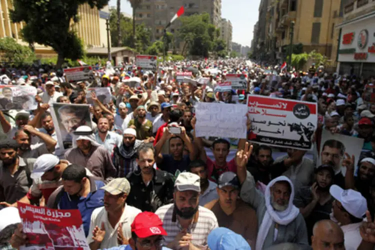 Manifestantes pedem retorno de Mursi: protesto desta quarta-feira foi em grande parte pacífico, embora tenham ocorrido brigas quando a multidão seguia pelo centro da cidade (Mohamed Abd El Ghany/Reuters)
