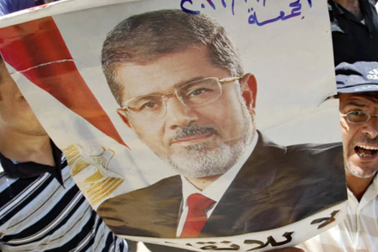 Apoiador da Irmandade Muçulmana em protesto: Soldados e policiais tomaram medidas de segurança relativamente discretas antes das marchas da "Sexta-feira dos Mártires" (Muhammad Hamed/Reuters)