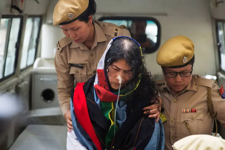 
	Irom Sharmila: a ativista come&ccedil;ou seu jejum em 2000, ap&oacute;s o assassinato de dez pessoas em uma parada de &ocirc;nibus na cidade de Malom
 (REUTERS/Stringer)