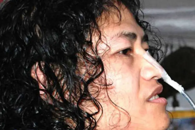 A ativista indiana Irom Sharmila: no hospital, a indiana recebe alimentos via nasal após ter sido entubada à força.
 (Mongyamba/Wikimedia Commons)
