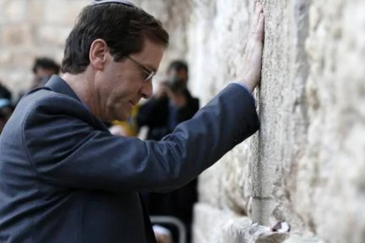 O líder do partido trabalhista israelense Isaac Herzog: "não seremos o estepe, não temos a intenção de salvar Netanyahu do buraco que ele mesmo cavou" (Thomas Coex/AFP)