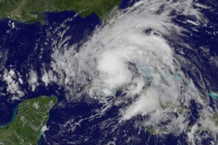 
	A tempestade tropical Isaac amea&ccedil;a se transformar em um furac&atilde;o de categoria 2 na escala Saffir-Simpson: as cidades americanas litor&acirc;neas do Golfo do M&eacute;xico emitiram alerta
 (Goes Project/NOAA/AFP)