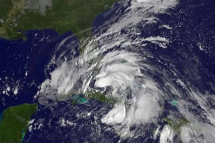 
	Imagem de sat&eacute;lite mostra a tempestade tropical Isaac se dirigindo para a Fl&oacute;rida: o governador Rick Scott admitiu sua preocupa&ccedil;&atilde;o com o risco de inunda&ccedil;&otilde;es
 (AFP)