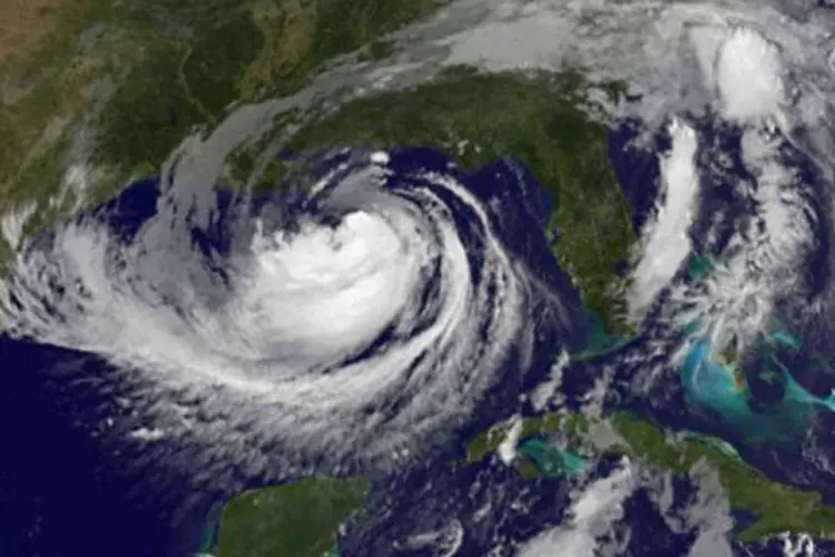 A imagem de satélite NOAA colorida mostra o furacão Isaac sobre o Golfo do México
 (NOAA/AFP)