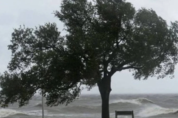 
	Grandes ondas provocadas pelo furac&atilde;o em Nova Orleans: apesar da perda de for&ccedil;a, Isaac ainda segue formando fortes chuvas e elevando o n&iacute;vel da &aacute;gua no norte do Golfo do M&eacute;xico
 (Frederic J. Brown/AFP)