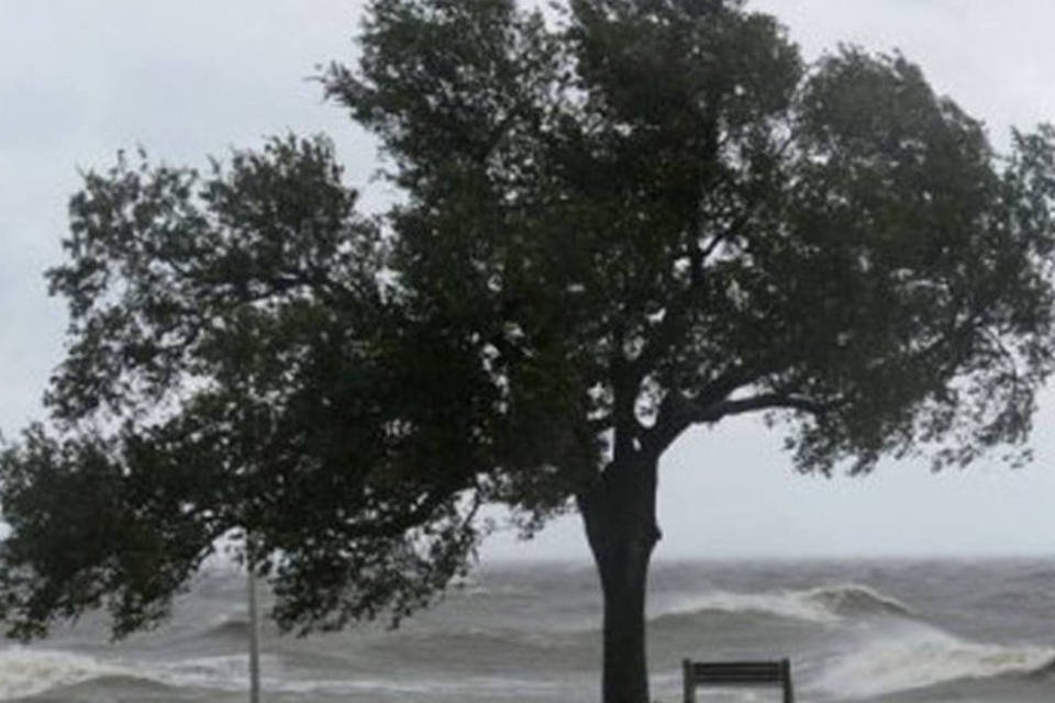 Tempestade 'Leslie' continua avançando rumo ao norte