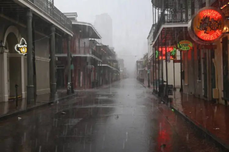 
	Chuva do furac&atilde;o Isaac cai sobre a Bourbon Street, em Nova Orleans: &#39;&#39;Isaac&#39;&#39;&nbsp;chegou na ter&ccedil;a-feira &agrave; noite ao extremo sudeste da Louisiana
 (John Moore/Getty Images)