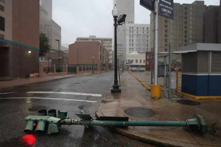 
	Sem&aacute;foro derrubado pelos fortes ventos do furac&atilde;o Isaac nesta quarta-feira, em Nova Orleans, Louisiana
 (John Moore/Getty Images)