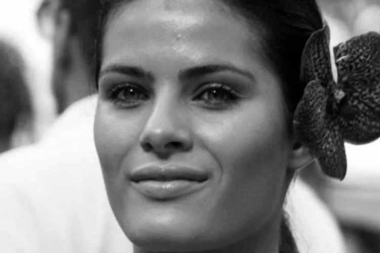 A modelo Isabeli Fontana chamou atenção ao desfilar com um sugestivo biquíni que evoca os sinuosos desenhos do calçadão da praia de Copacabana (Wikimedia Commons)