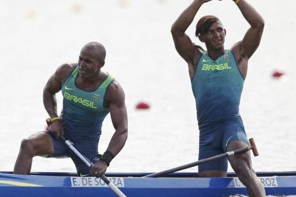 Isaquias é prata na canoa dupla e faz história na Rio-2016