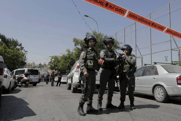 
	&Aacute;rea do ataque &eacute; isolada em bairro palestino: porta-voz da pol&iacute;cia disse que as duas policiais ficaram levemente feridas no incidente
 (REUTERS/Ammar Awad)