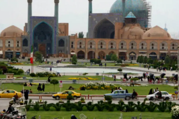 Praça e mesquita de Isfahan, no Irã: no país, o viajante pode fotografar sem que outras 20 pessoas saiam atrás na foto com mochilas, bonés e óculos de sol (Flickr Vision/Getty Images)
