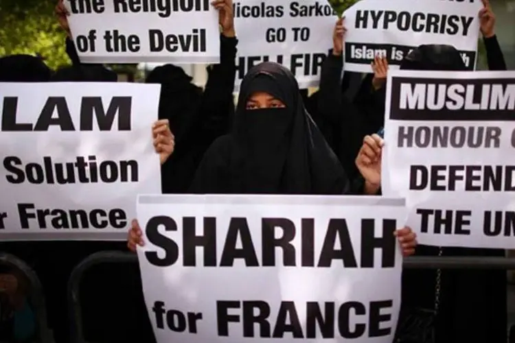 Muçulmanas, vestindo o véu, protestam contra nova lei francesa que proíbe seu uso (Peter Macdiarmid/Getty Images)
