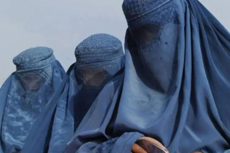 "Segundo as leis islâmicas, que regem no Afeganistão, as mulheres devem aparecer em público com a cabeça coberta", justificou um porta-voz do governo afegão (Shah Marai/AFP)