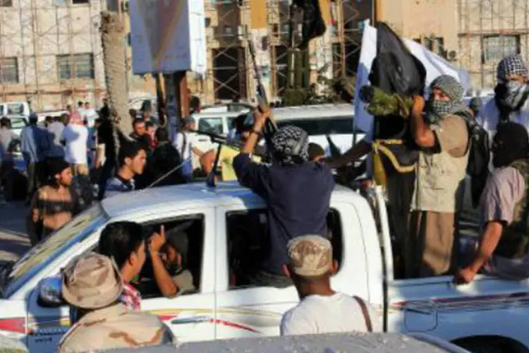 Islamitas armados manifestam-se em frente a tribunal na Líbia: Níger quer uma intervenção na Líbia (Abdullah Doma/AFP)