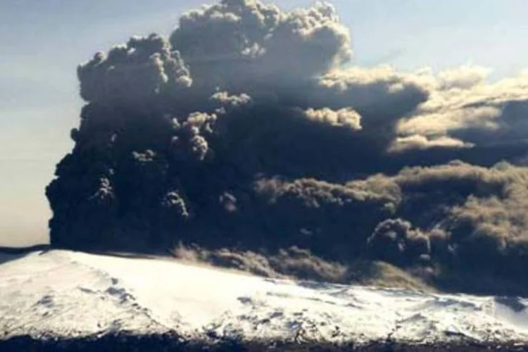 Espaço aéreo europeu coberto por cinzas causou adiamento de 100 mil voos em uma semana (Halldor Kolbens/AFP)