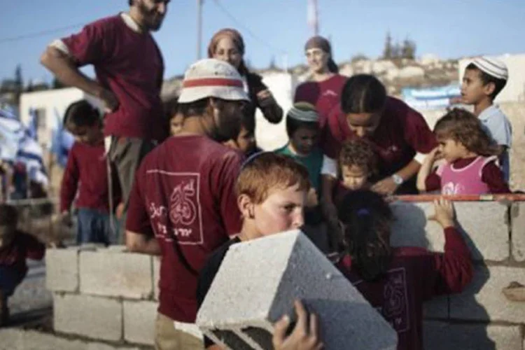 Moradores de assentamento judeu em Hebron, em 2010: para a comunidade internacional, todas as colônias são ilegais, tenham sido autorizadas ou não por Israel (Marco Longari/AFP)