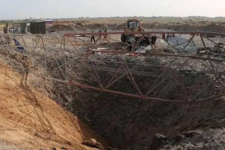 Cratera é formada por um ataque israelense perto da cidade palestina de Rafah, na Faixa de Gaza (AFP/ SAID KHATIB)